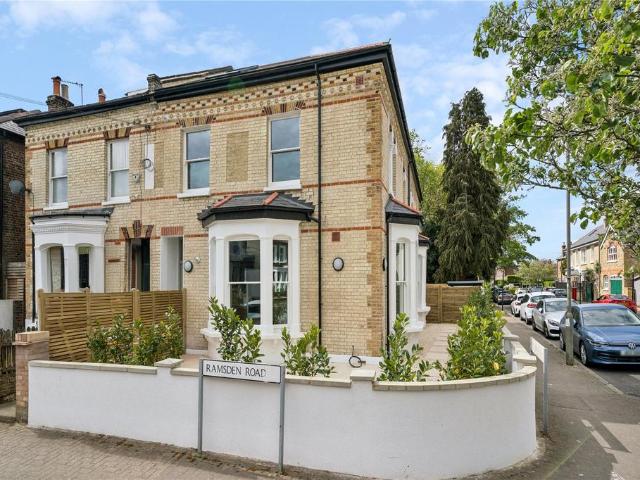 Flat for sale in Balham, Greater London