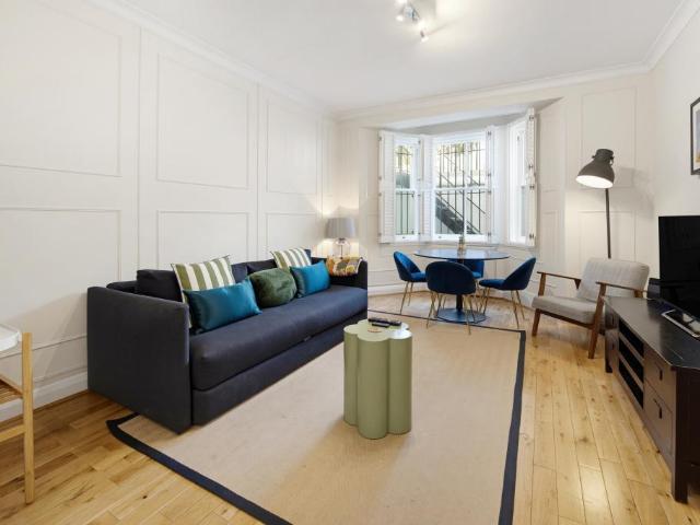 Flat for sale in Earl's Court, Greater London
