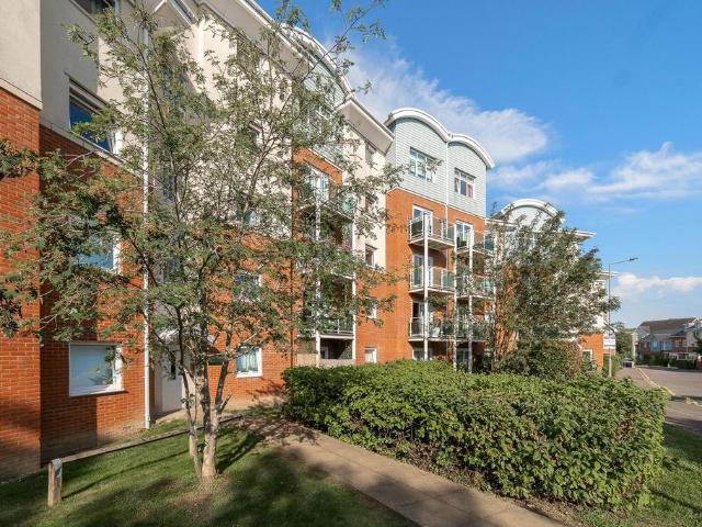 Flat for sale in Red Hill, Surrey