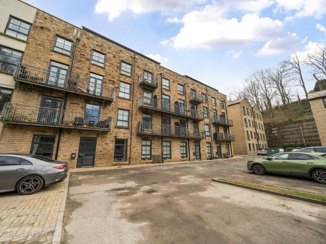 Flat for sale in Chisworth, Charlesworth