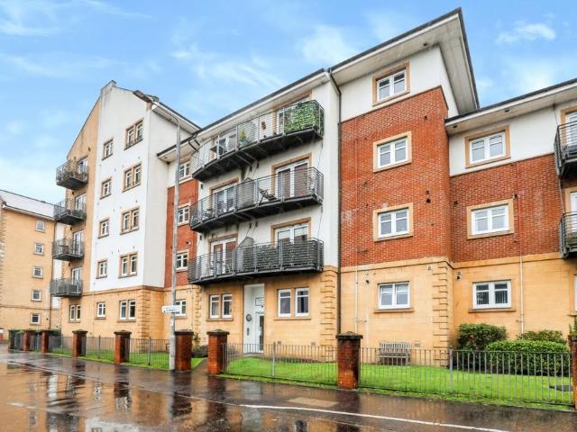 Flat for sale in Greenock, Scotland