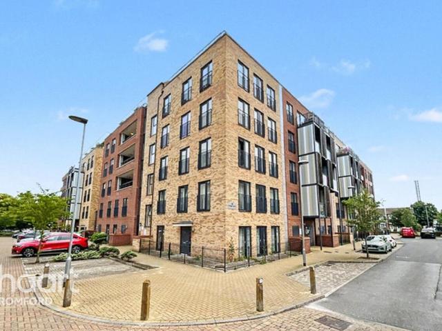 Flat for sale in Rush Green, Greater London