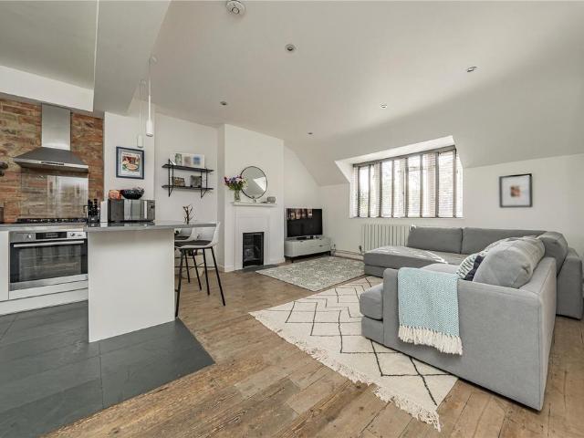 Flat for sale in Roehampton, Greater London