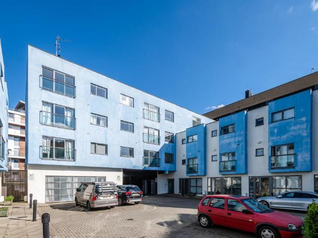 Flat for sale in Suttons Wharf, Mile End