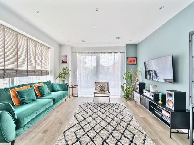 Flat for sale in Wealdstone, Greater London