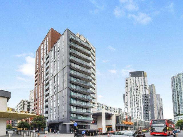 Flat for sale in Vauxhall, Greater London