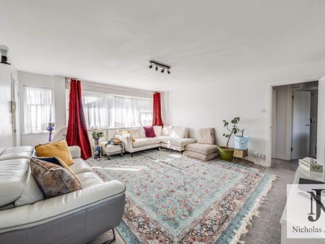 Flat for sale in Southgate, Greater London
