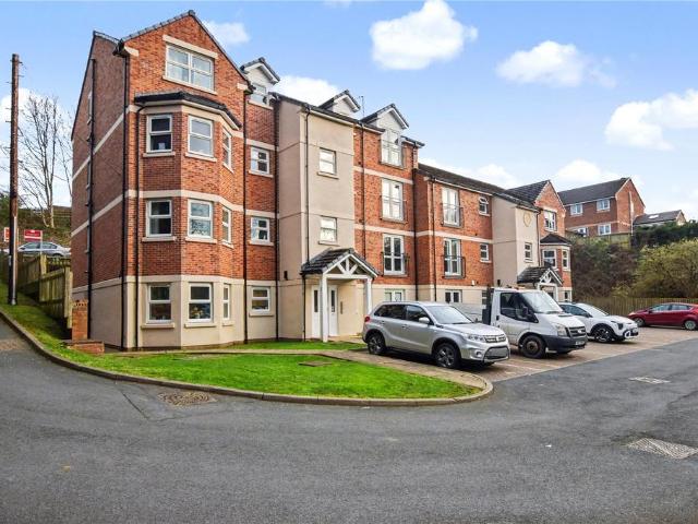 Flat for sale in Farsley, West Yorkshire