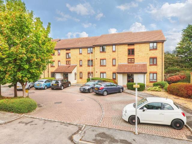 Flat for sale in Cheshunt, Broxbourne