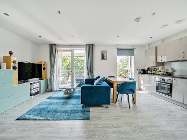 Flat for sale in London Borough of Ealing, Perivale