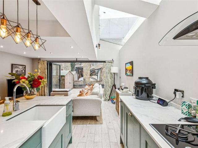 Flat for sale in Clapham, Greater London