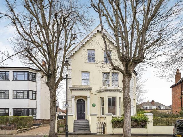 Flat for sale in London Borough of Ealing, Greater London
