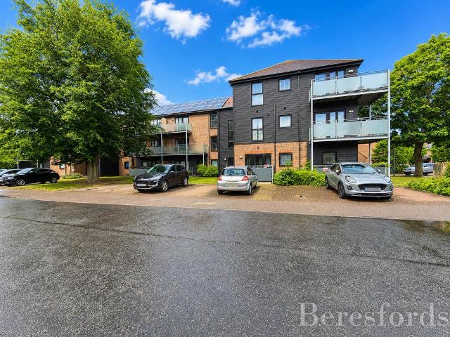 Flat for sale in Elm Park, Greater London