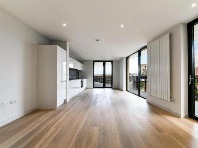 Flat for sale in Silvertown, Greater London