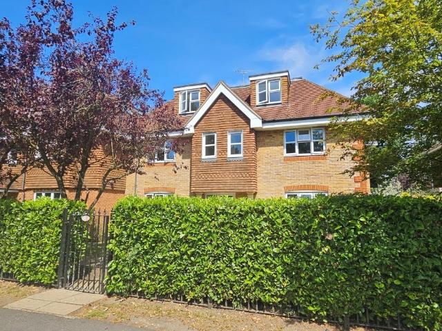 Flat for sale in Pachesham Park, Surrey