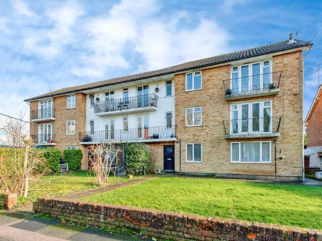 Flat for sale in Red Hill, Surrey