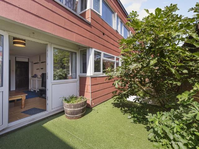 Flat for sale in London Borough of Merton, Raynes Park