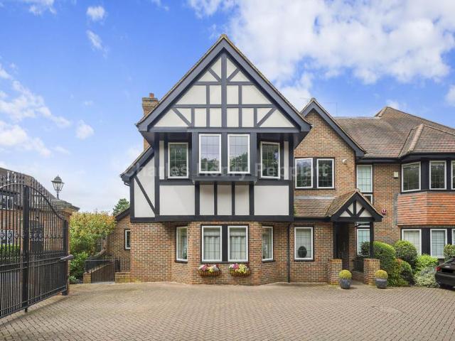 Flat for sale in Cockfosters, Greater London