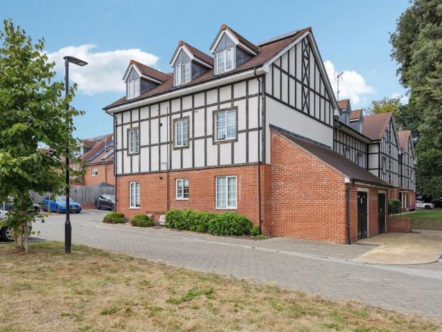 Flat for sale in Chalfont St. Peter, Denham