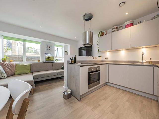 Flat for sale in London Borough of Merton, Raynes Park