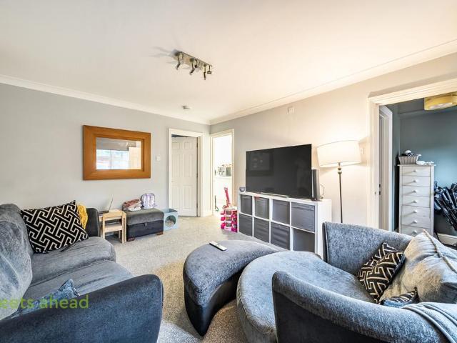 Flat for sale in London Borough of Croydon, Addiscombe