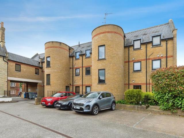 Flat for sale in Hertford, Colliers End