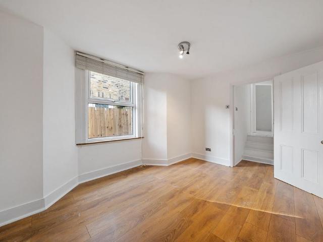 Flat for sale in London Borough of Ealing, Hanwell