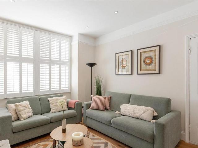Flat for sale in Fulham, Greater London