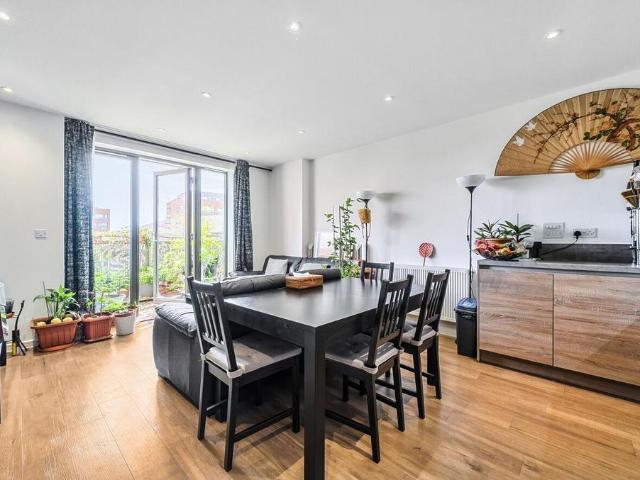 Flat for sale in Canning Town, Greater London