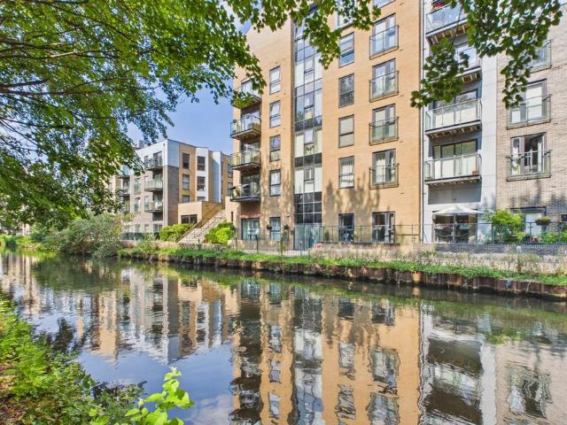 Flat for sale in Pouchen End, Hertfordshire