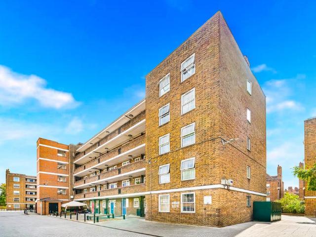 Flat for sale in Stamford Hill, Greater London