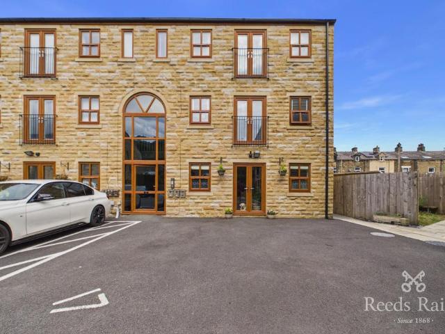 Flat for sale in Cross Stone, Todmorden