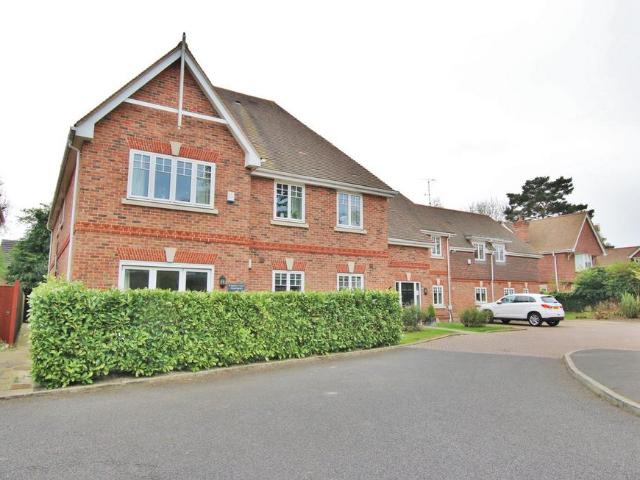 Flat for sale in Emmbrook, Wokingham