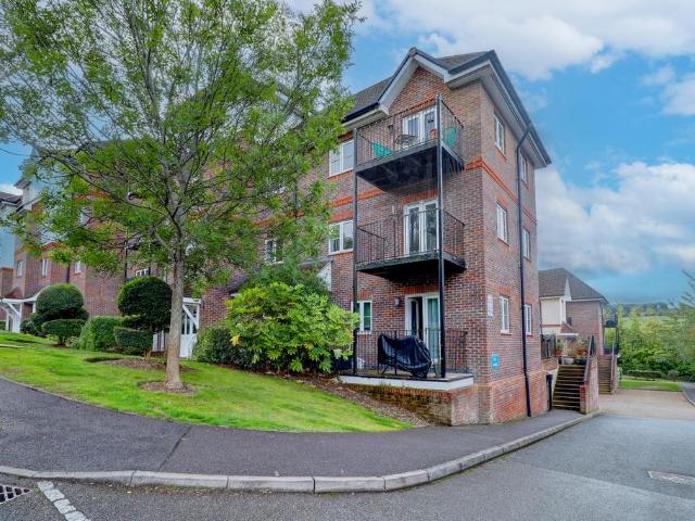 Flat for sale in Loudwater, Buckinghamshire