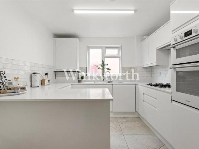 Flat for sale in Palmers Green, Greater London