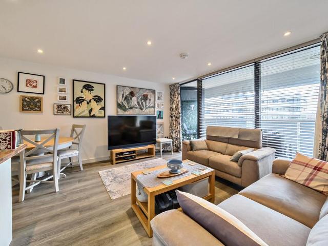 Flat for sale in East Greenwich, Greater London