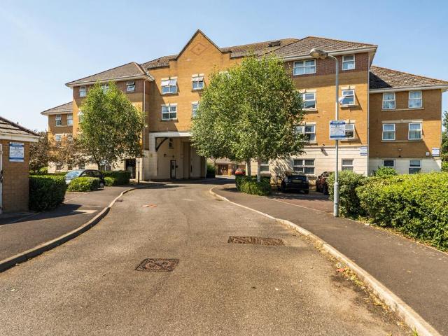 Flat for sale in Slough