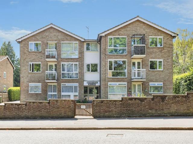 Flat for sale in Watford Heath, North Watford