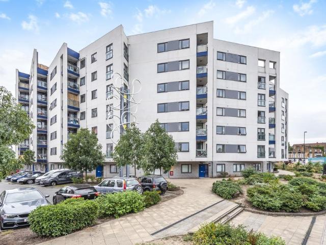 Flat for sale in London Borough of Lewisham, Bell Green
