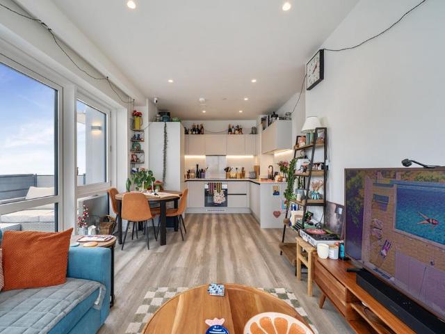 Flat for sale in Canary Wharf, Greater London