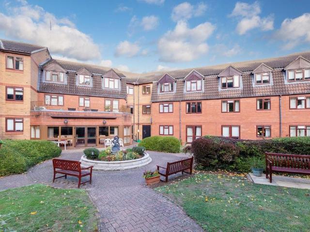 Flat for sale in Bray Wick, Maidenhead