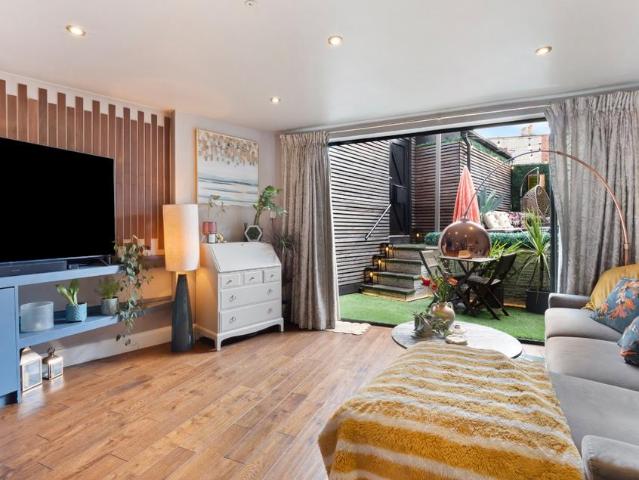 Flat for sale in The Wrythe, Greater London