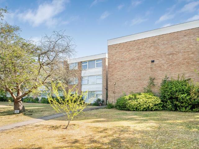 Flat for sale in Potters Bar, Hertfordshire