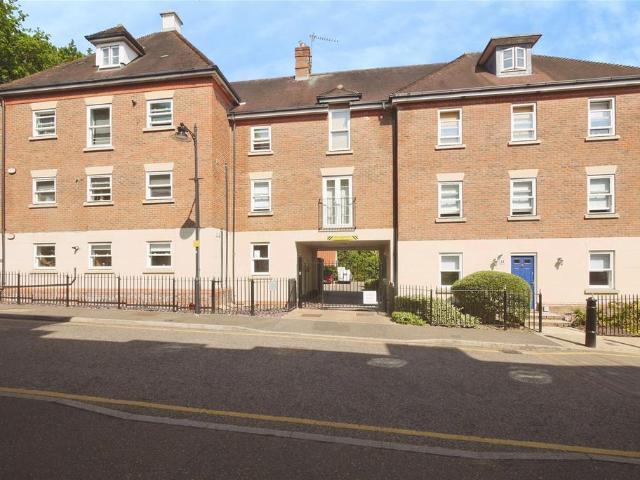 Flat for sale in Shenfield, Brentwood