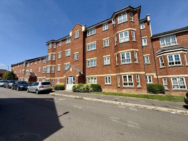Flat for sale in Dunstable, Bedfordshire