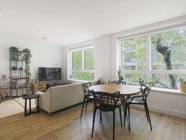 Flat for sale in Old Ford, Greater London
