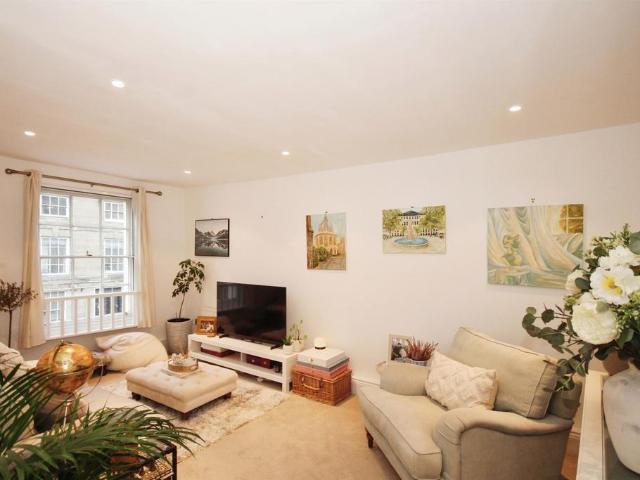 Flat for sale in Cliff Hill, Green Close