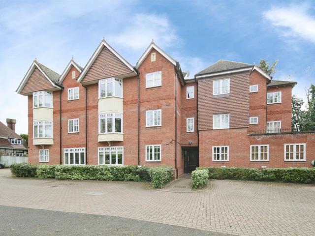 Flat for sale in Abbey End, Green Close