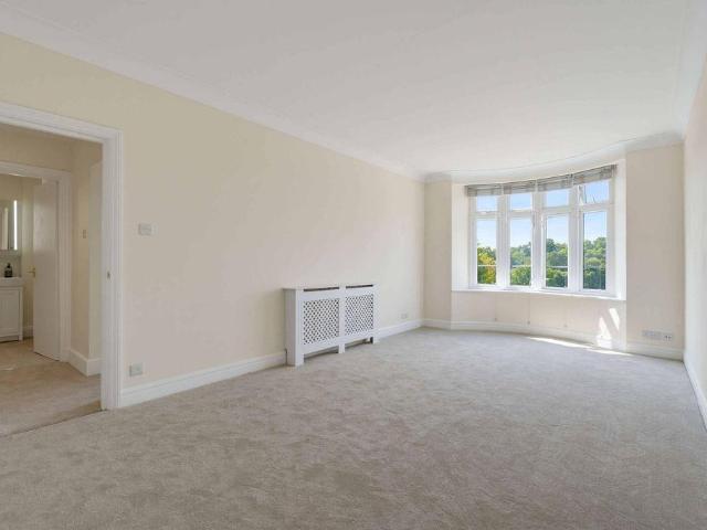 Flat for sale in Fulham, Greater London