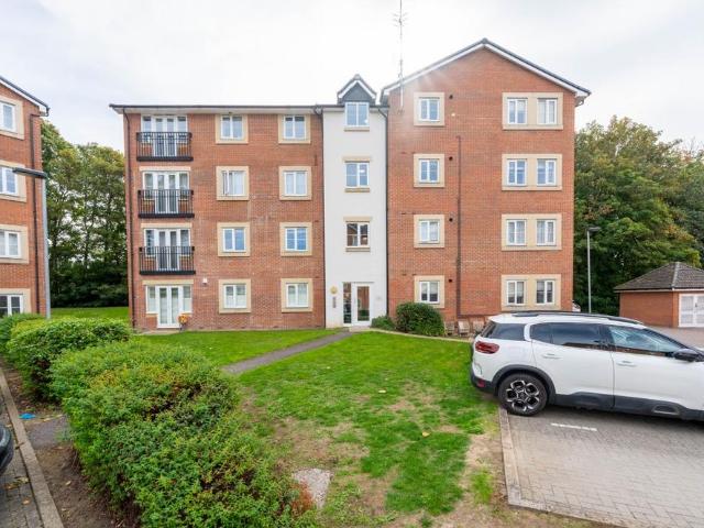 Flat for sale in Watford Heath, Watford